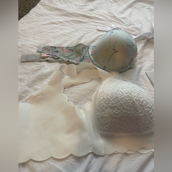 Miscellaneous and various pretty and practical bras with a camisole is included - Picture 4 of 11